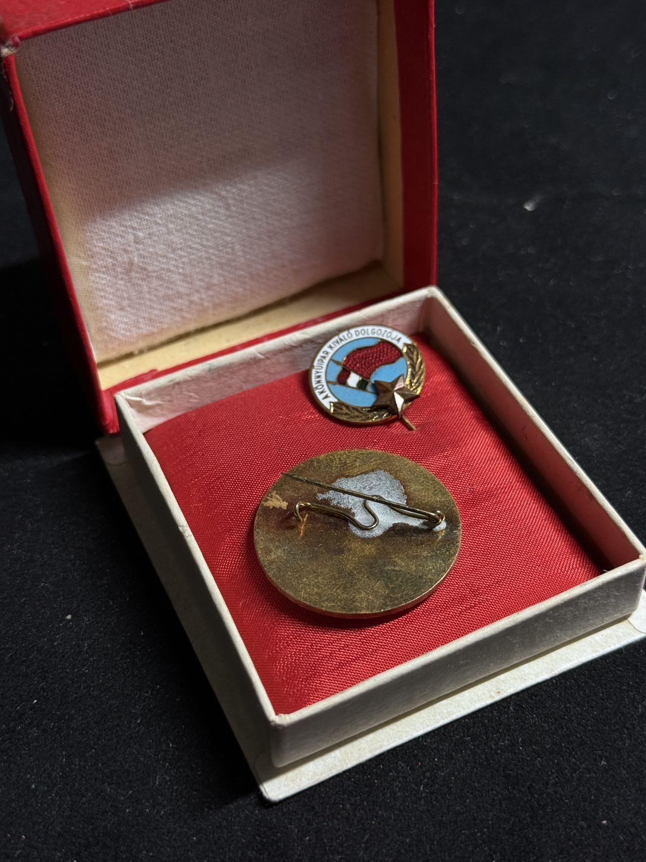 戎马世界章牌大赏第108期 匈牙利优秀轻工业劳动者奖章