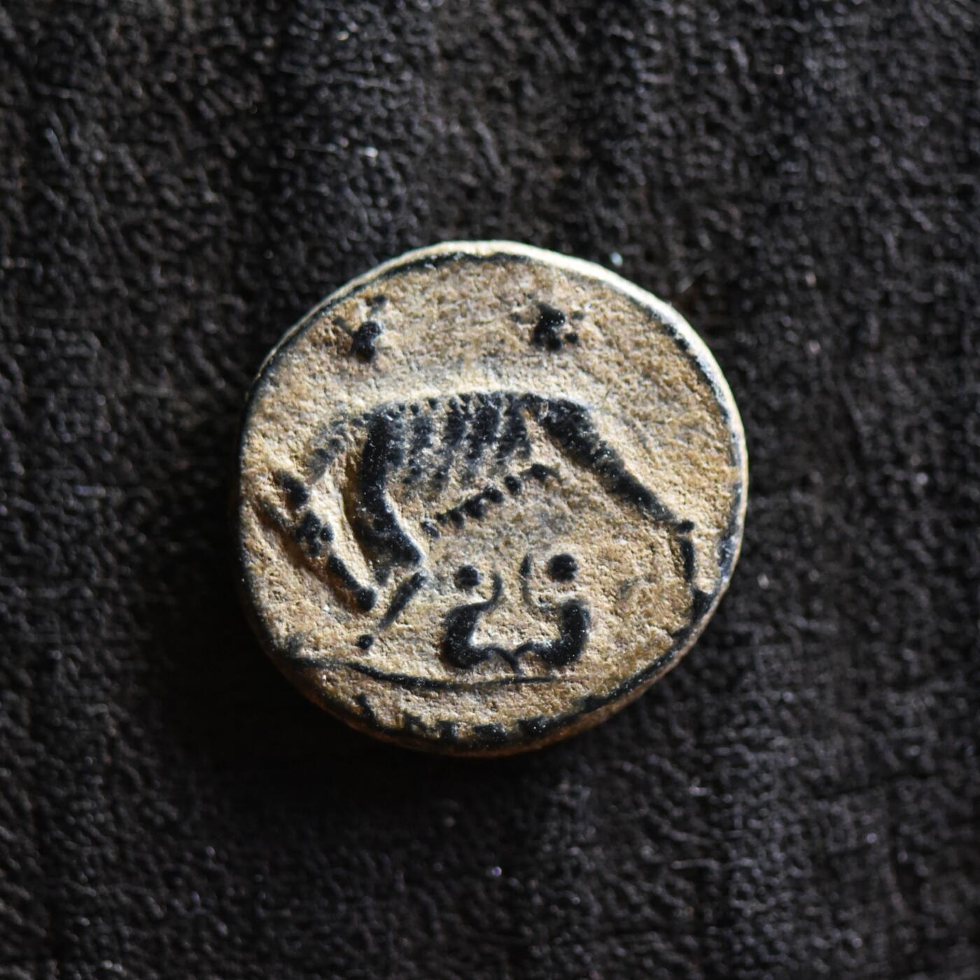 【良泉】第42期【自动场】12月4日晚19.30点开拍！99枚域外古代钱币专场  【美品】沙漠坑，公元330-340年【古罗马】君士坦丁大帝“母狼育婴”铜币，君士坦丁堡迁都纪念，1.77克