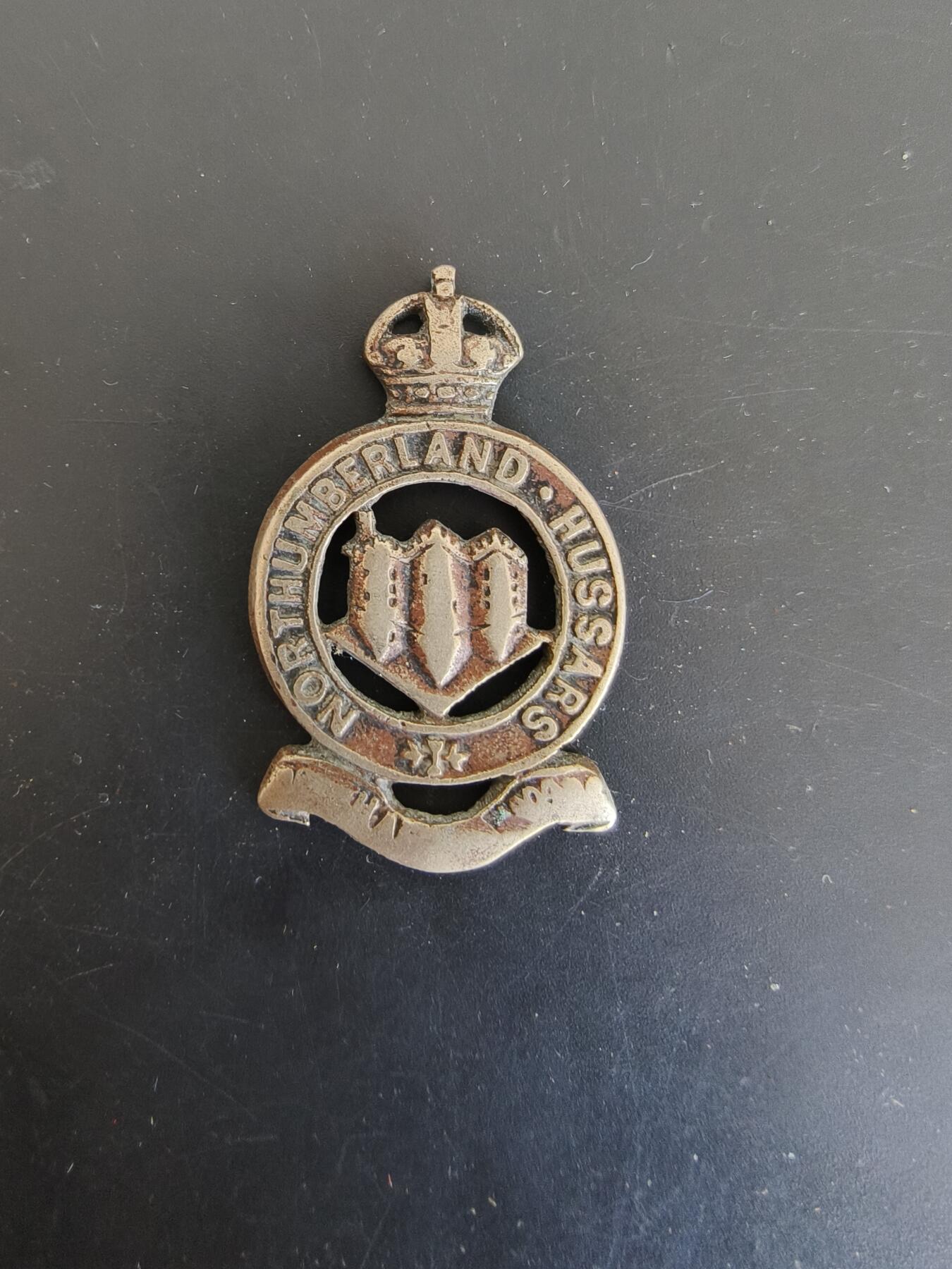 老王徽章第165期 英国诺森伯兰骠骑兵团帽徽     一战时期    背杆损坏