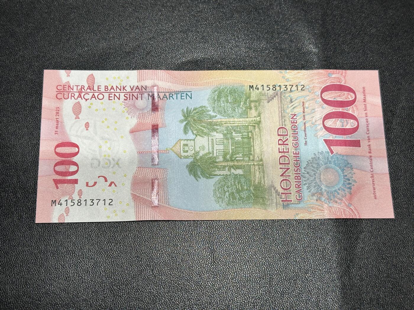 《外钞收藏家》第五百八十七期（精选场）（本平台长期征集拍品、欢迎藏友们联系合作） 2025年版库拉索和圣马丁100盾 全新UNC 尾712