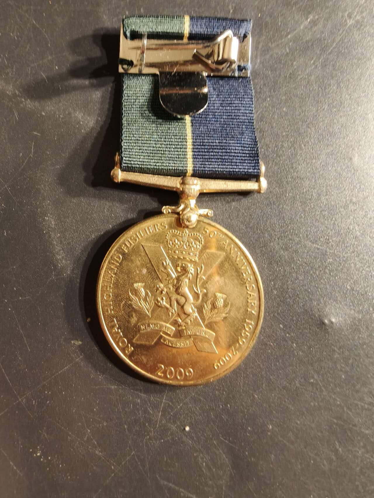 老王徽章第165期 英国皇家高地燧发枪团50周年纪念章     原盒带边铭