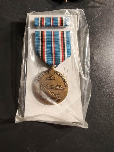 老王徽章第165期 - 美国二战美洲战区服役奖章    原盒带略