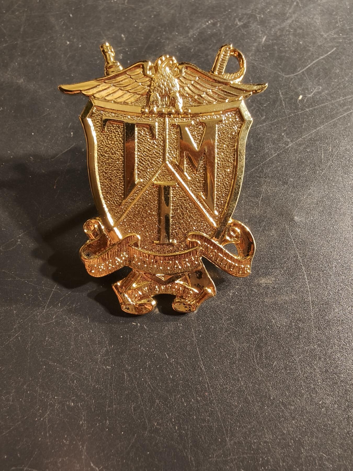 老王徽章第165期 美国德克萨斯军事学院大檐帽帽徽