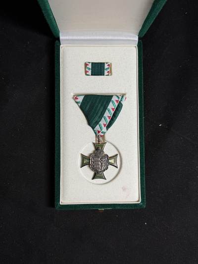 戎马世界章牌大赏第108期 - 匈牙利二级国防功绩勋章