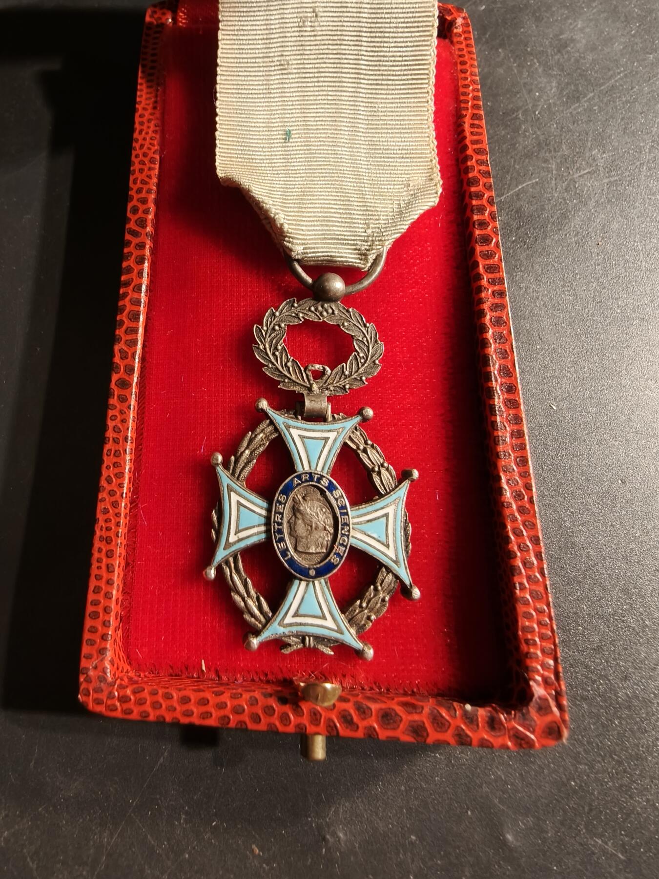 老王徽章第165期  法国骑士级文学艺术科技勋章    原盒    铜质镀银珐琅