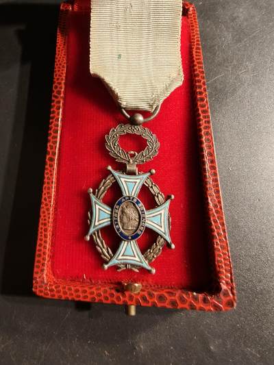 老王徽章第165期 -  法国骑士级文学艺术科技勋章    原盒    铜质镀银珐琅
