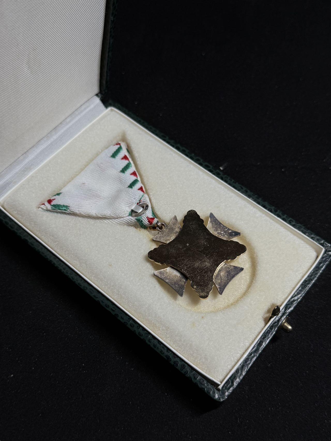 戎马世界章牌大赏第108期 匈牙利一级军官服役奖章