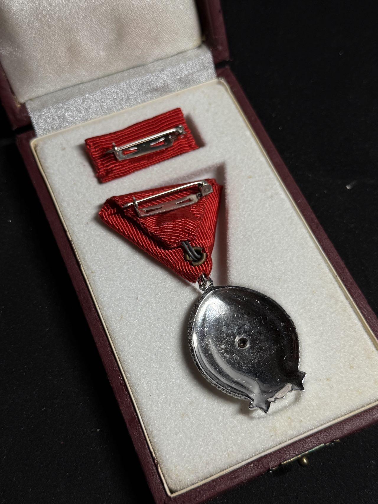 戎马世界章牌大赏第108期 匈牙利银级劳动勋章，盒子表面有破损