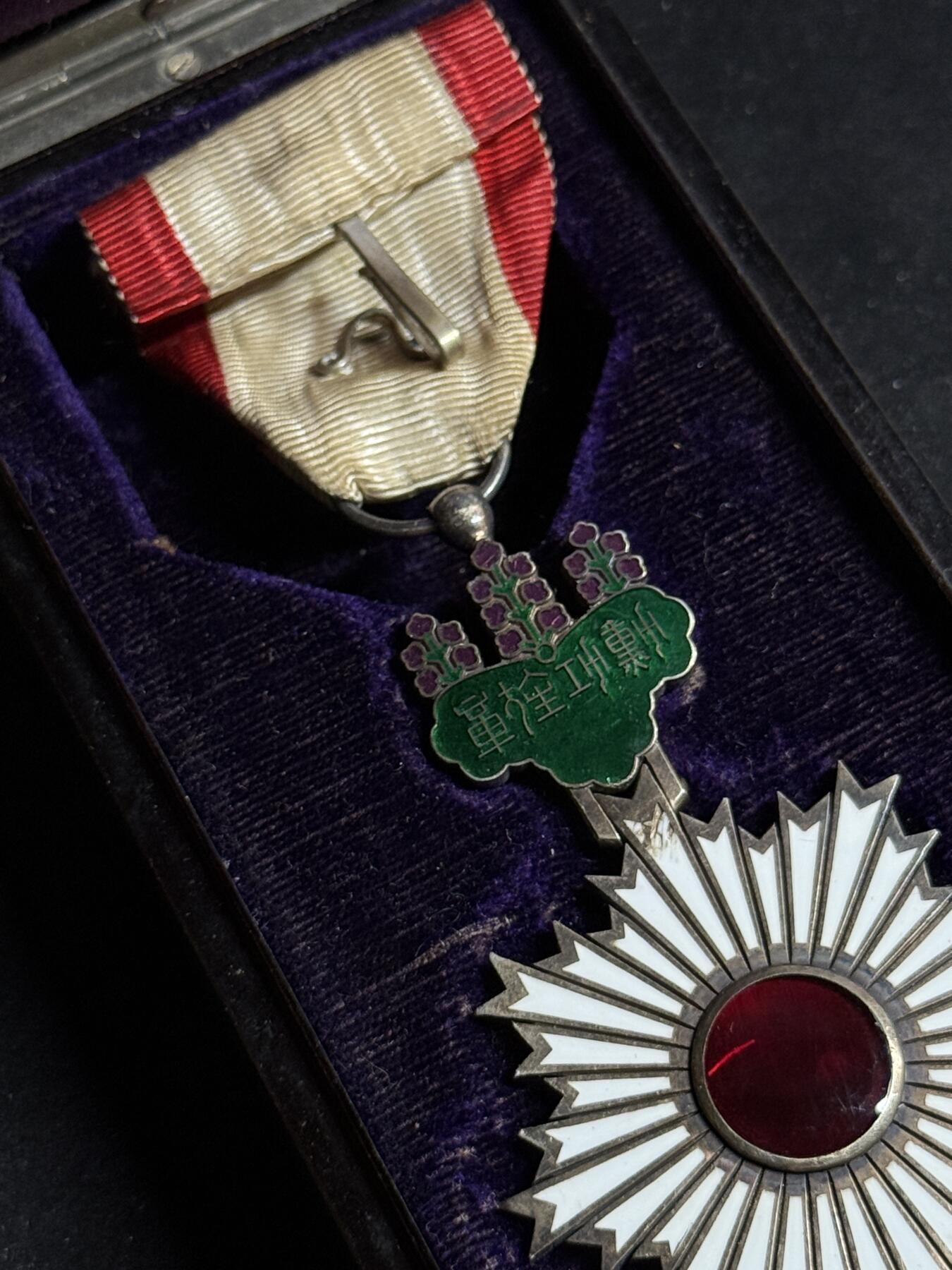 戎马世界章牌大赏第108期 勋四等旭日章，珐琅有损，盒子有损，尚美堂制