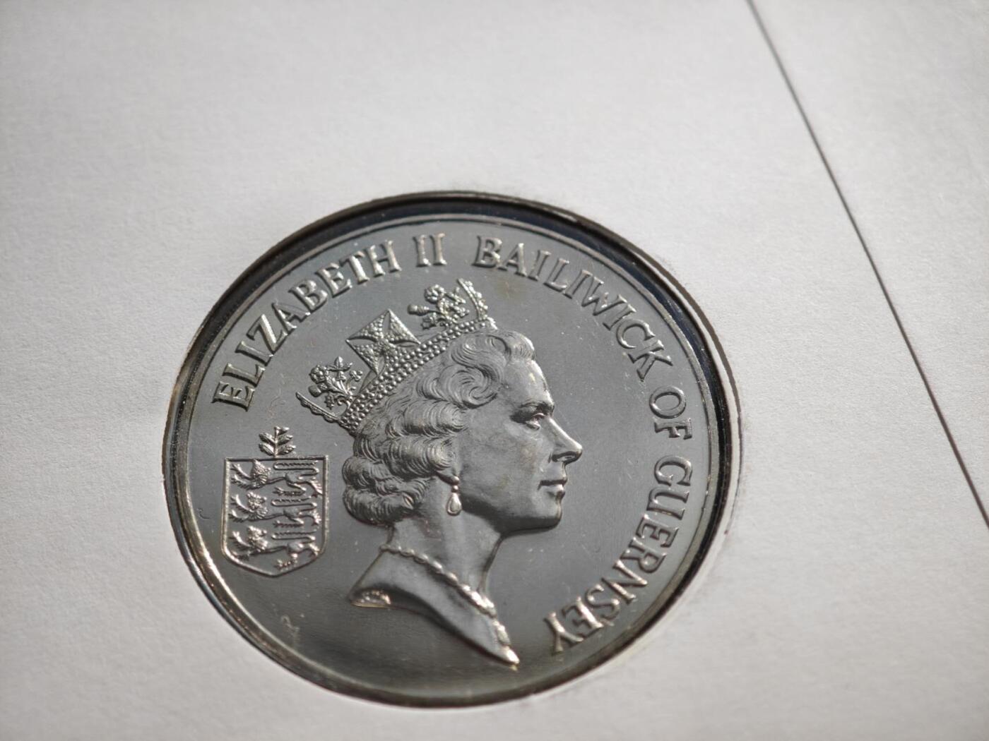 【淘币小摊】限时拍第八百零七拍  克朗币邮币封场  满百包邮可预留两周  周一统一发货   根西岛1995年二战胜利50周年2镑纪念币邮币封