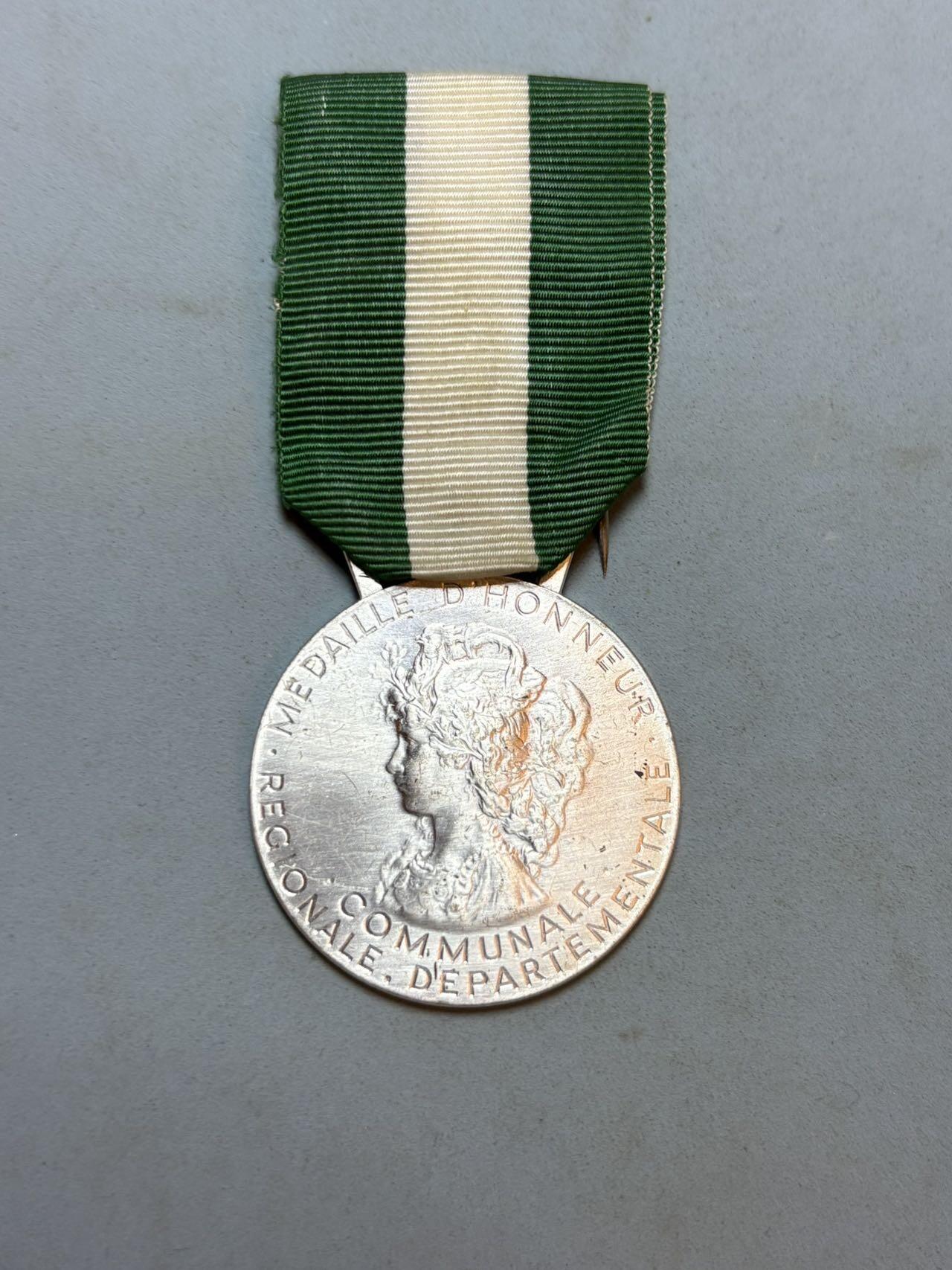 盛世勋华——号角文化勋章邮票专场拍卖第289期 法国地区级荣誉奖章（Médaille d'honneur Régionale, Communale, Départementale），用于表彰在地区、市镇或省层级为公共事务（如地方行政、社区服务、文化发展等）做出长期贡献的人员；