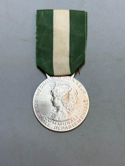 盛世勋华——号角文化勋章邮票专场拍卖第289期 - 法国地区级荣誉奖章（Médaille d'honneur Régionale, Communale, Départementale），用于表彰在地区、市镇或省层级为公共事务（如地方行政、社区服务、文化发展等）做出长期贡献的人员；