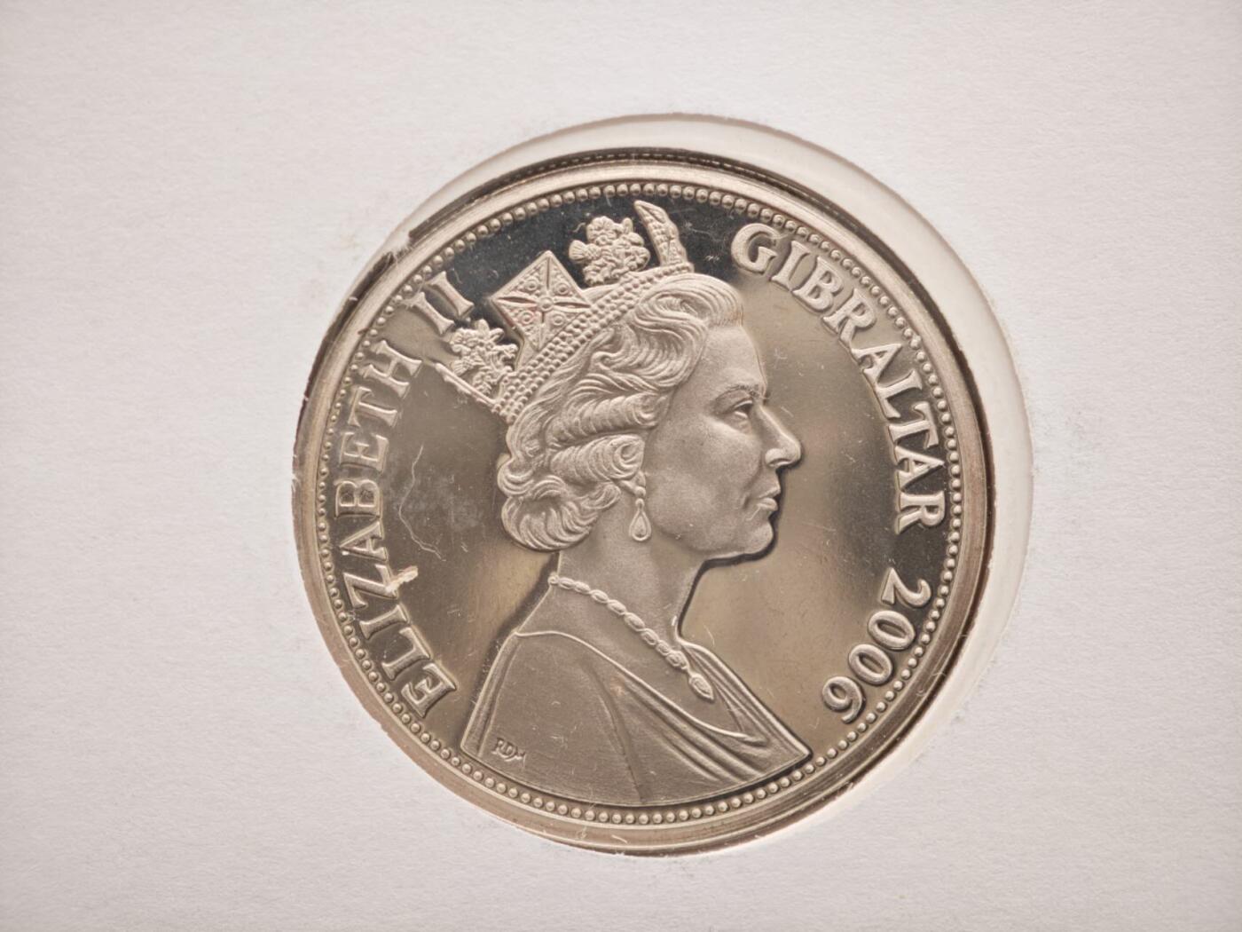 【淘币小摊】限时拍第八百零七拍  克朗币邮币封场  满百包邮可预留两周  周一统一发货    直布罗陀2006年女王80周岁克朗纪念币邮币封