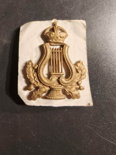 老王徽章第165期 - 英国皇家军乐团帽徽     一战时期     带插销