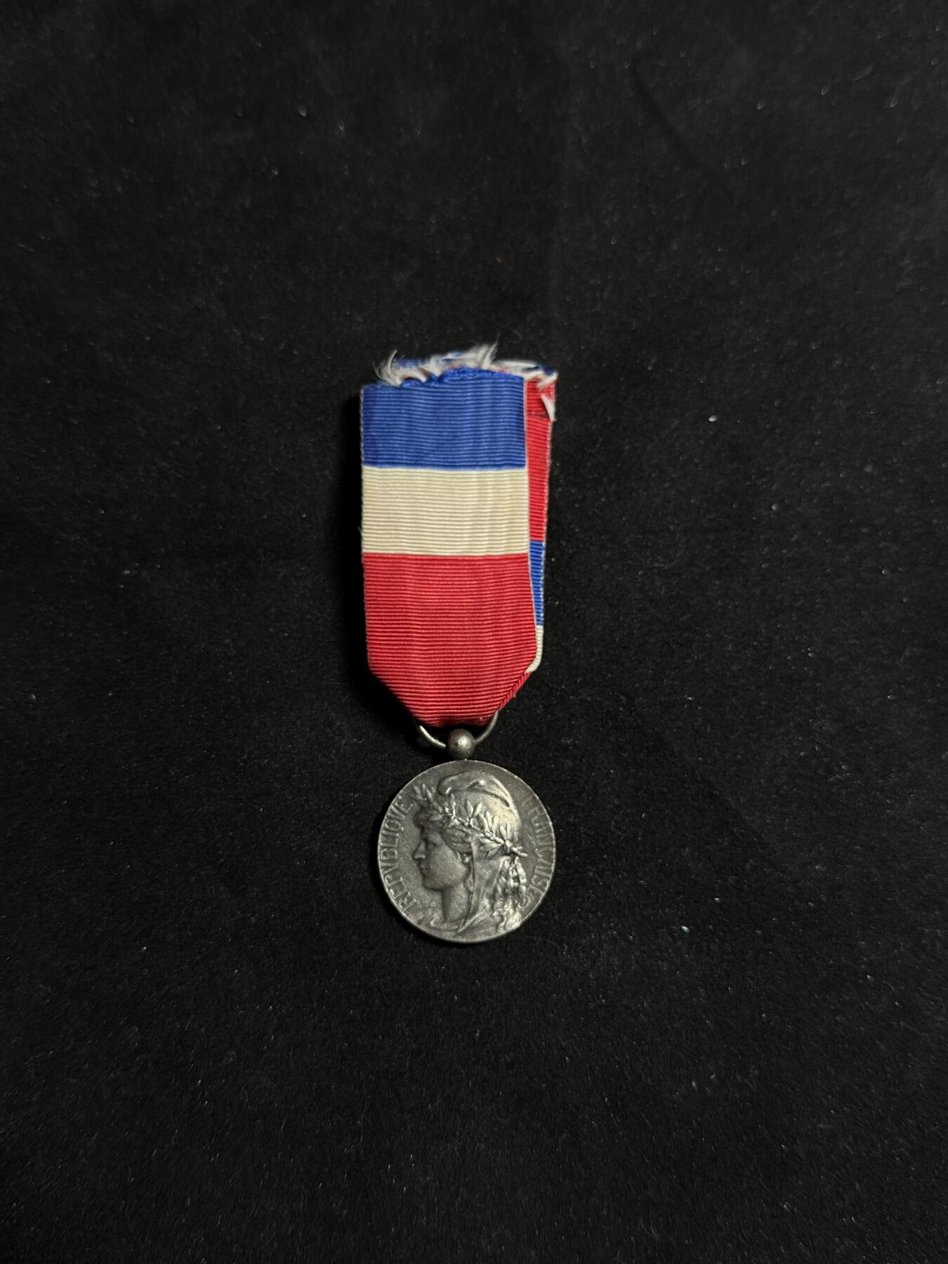 戎马世界章牌大赏第108期 法国银级劳工奖章