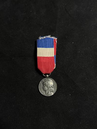 戎马世界章牌大赏第108期 - 法国银级劳工奖章