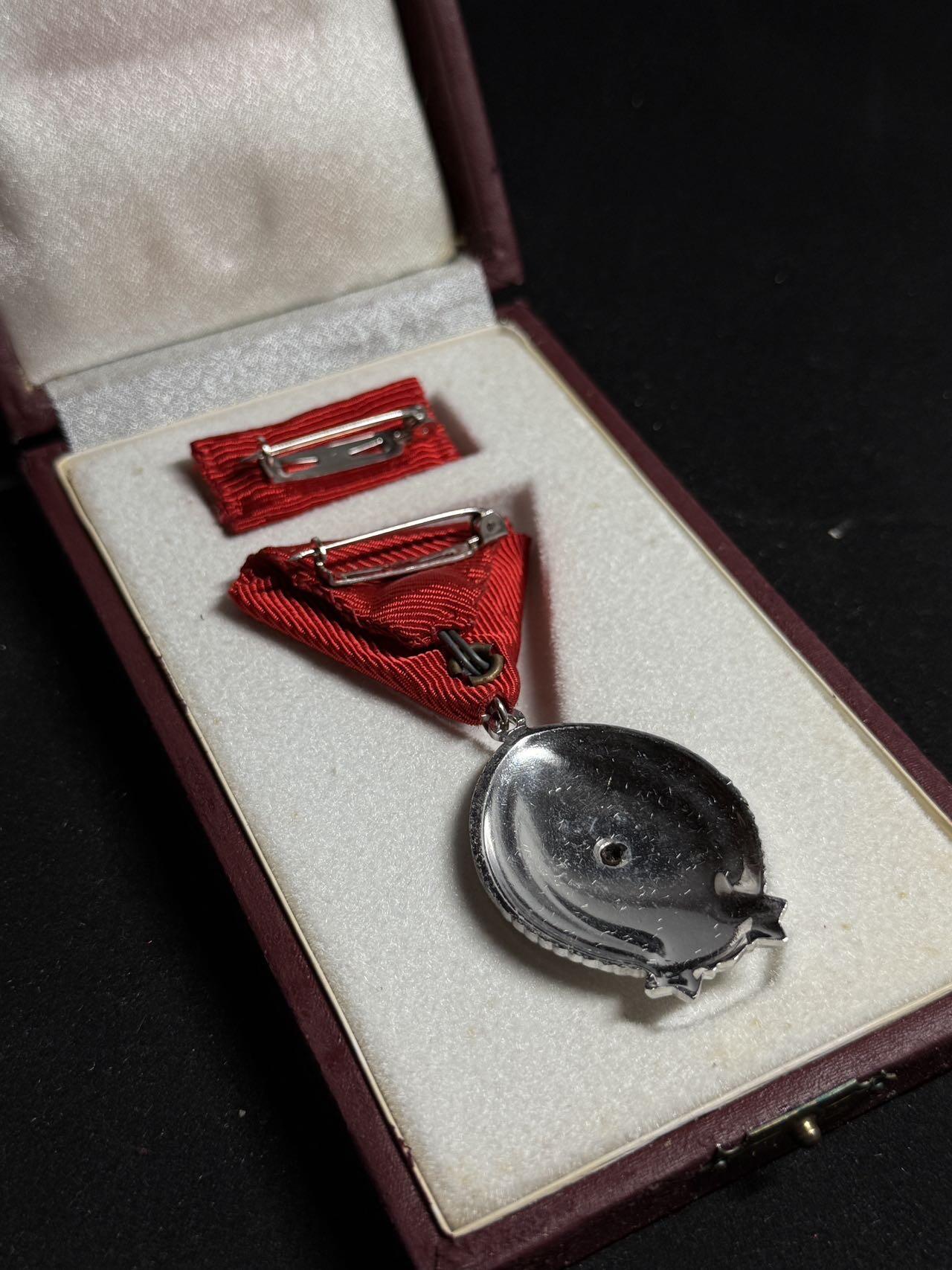 戎马世界章牌大赏第108期 匈牙利银级劳动勋章，盒子表面有破损