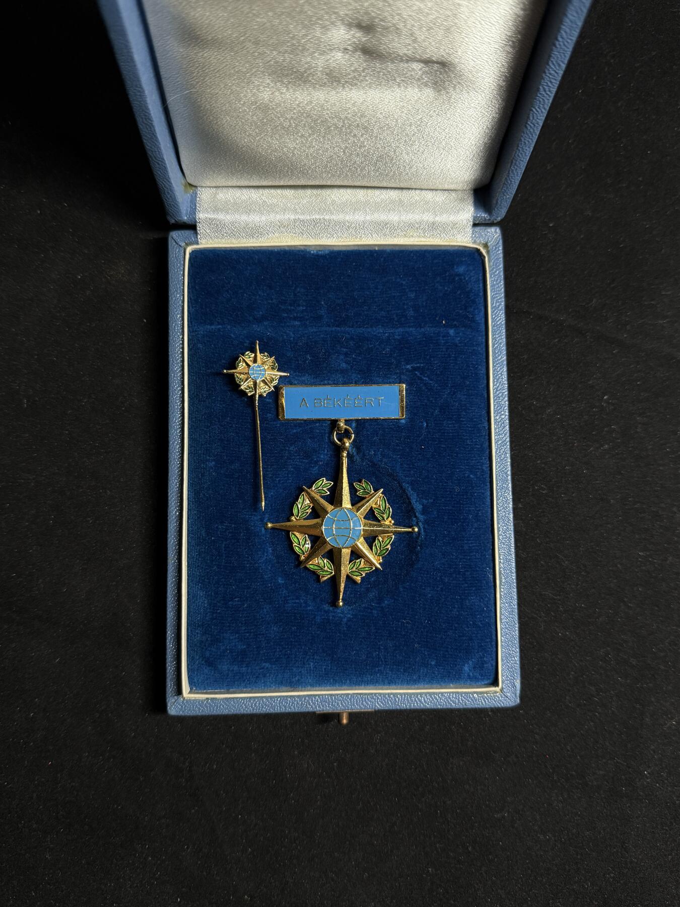 戎马世界章牌大赏第108期 匈牙利和平功绩奖章，授予参与维和行动的匈牙利军人