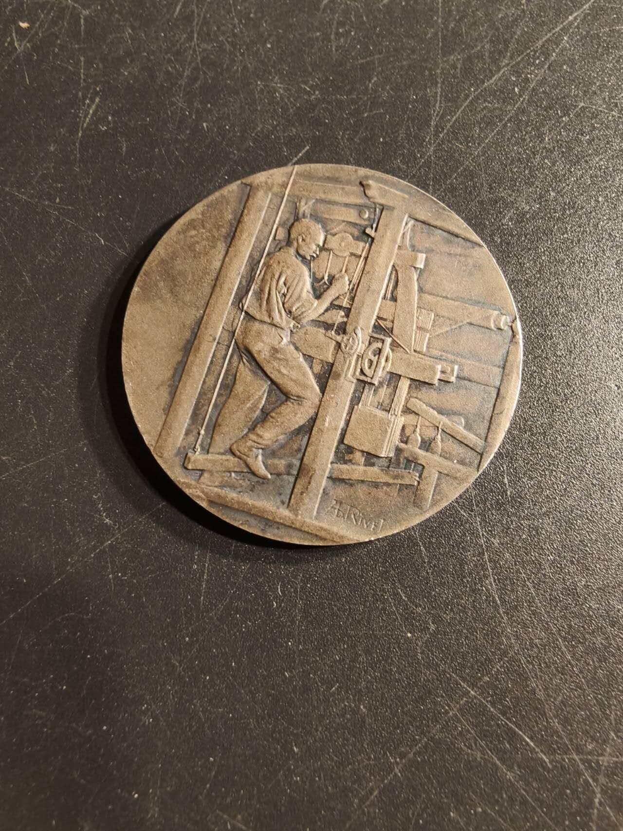 老王徽章第165期 法国棉纺织工业协会大银章    原盒     950银     直径36mm.    重量21.3g