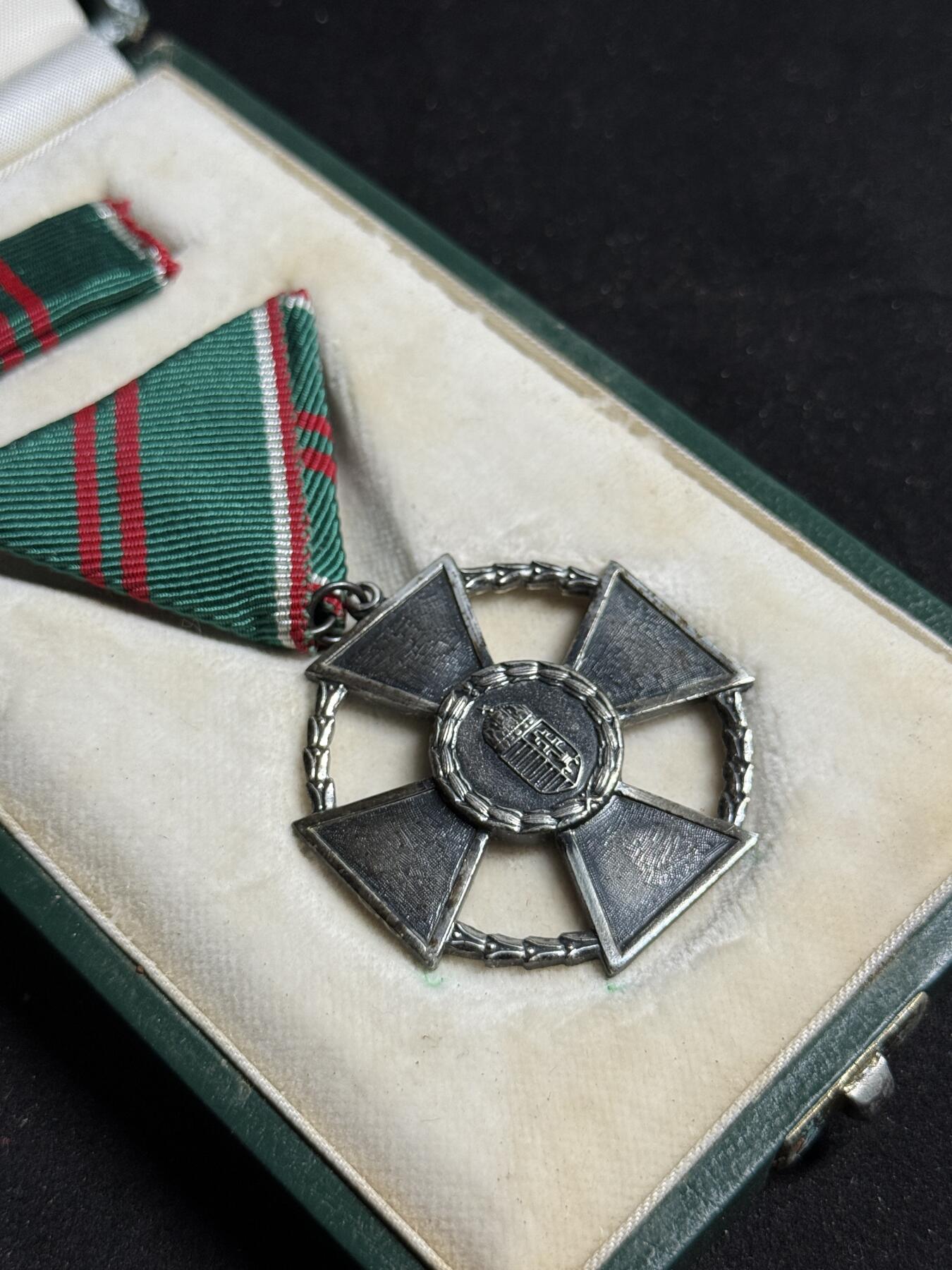 戎马世界章牌大赏第108期 匈牙利银级功绩十字勋章，是匈牙利第五高的国家勋章，盒子表面有损