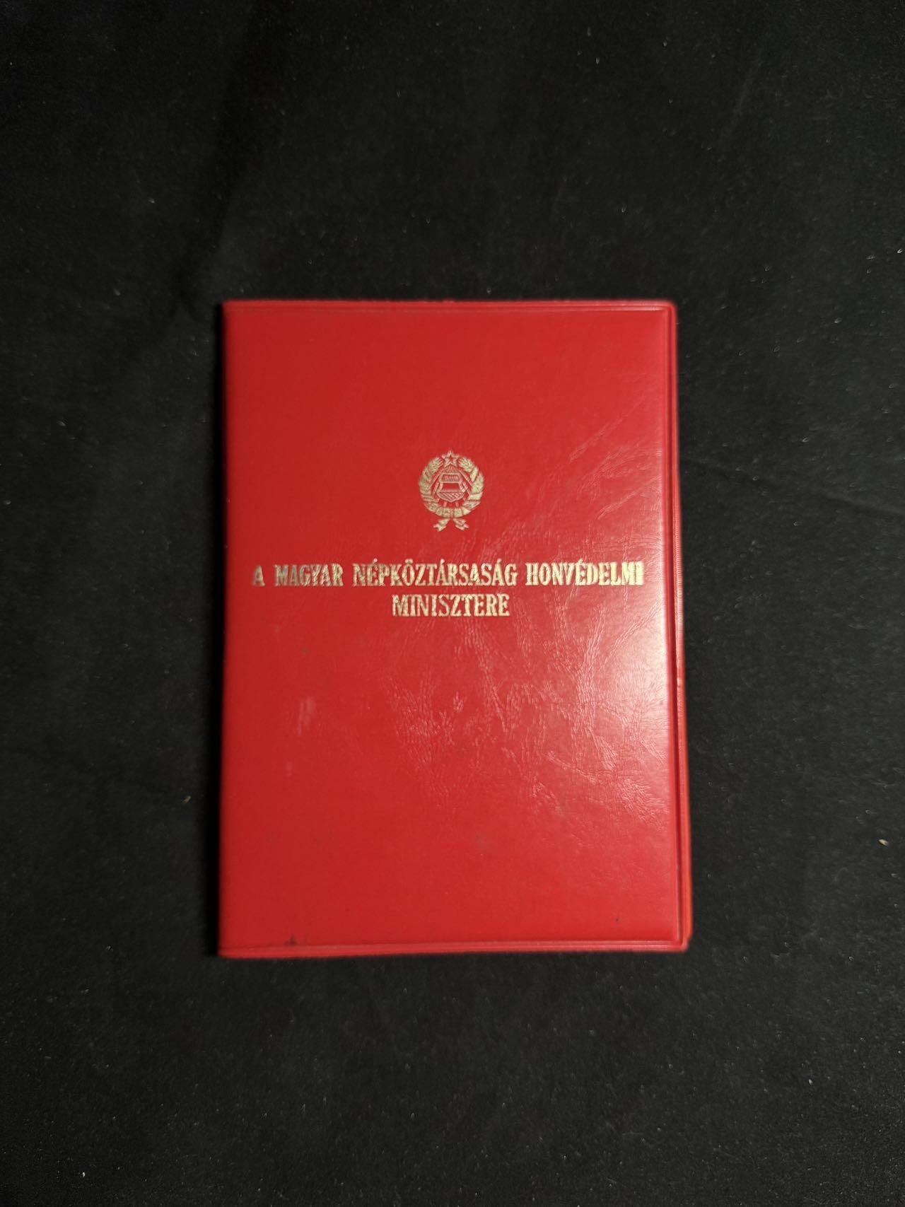 戎马世界章牌大赏第108期 授予斯塔贝尔.奥拓博士的金级为祖国服役功勋奖章证书，奥拓博士是匈牙利人民军中研究心理学的专家，写有《我们塑造人类的工作》等书