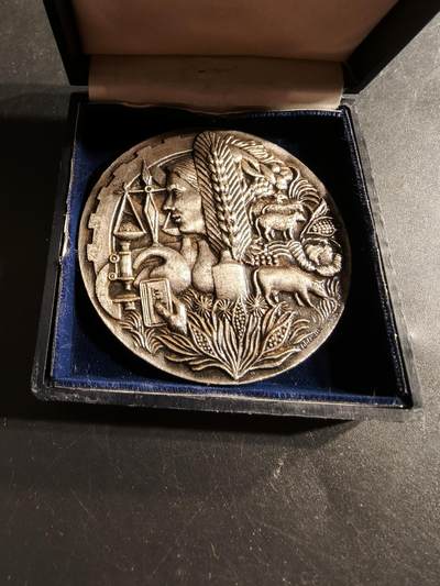 老王徽章第165期 -  法国全国农产品加工业者协会镀银纪念章     原盒     直径60mm.    重量89g