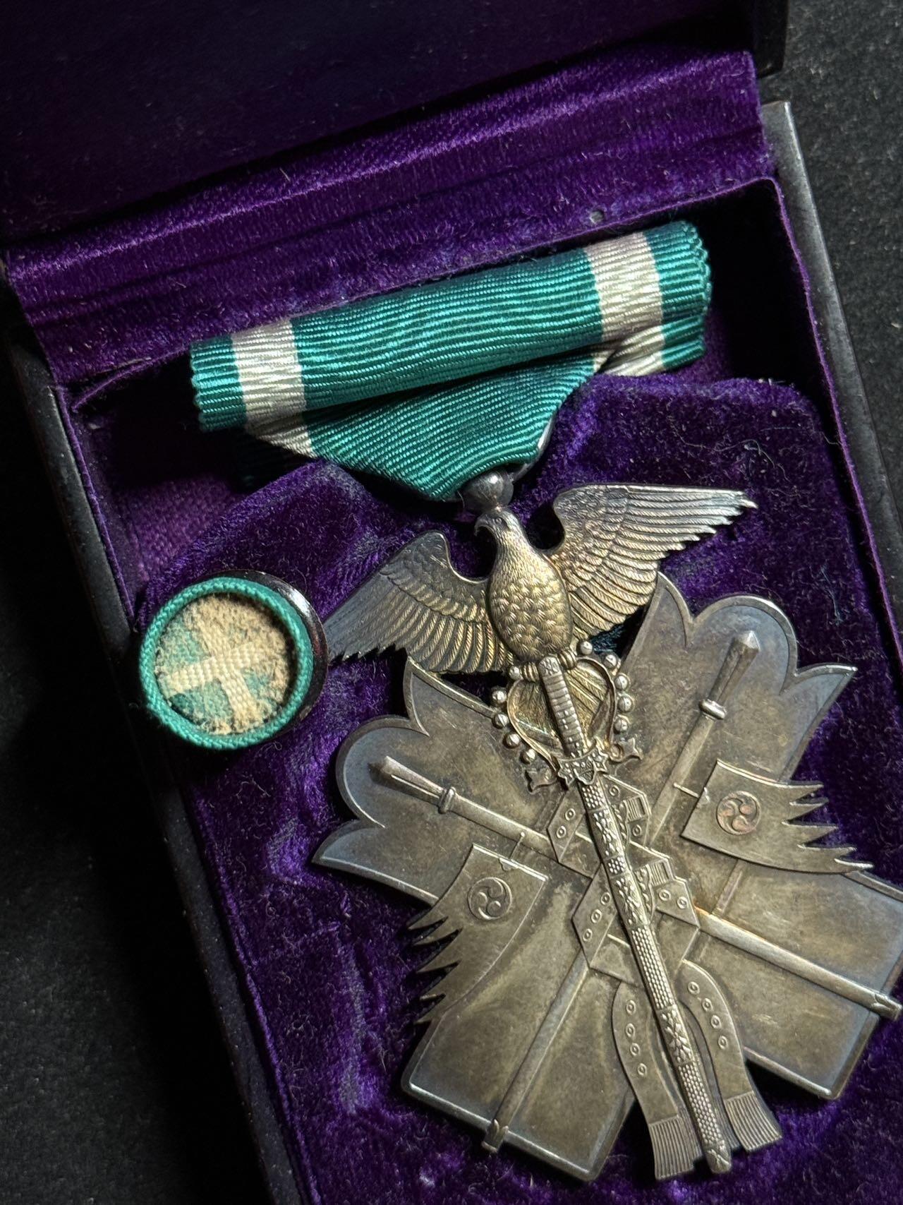 戎马世界章牌大赏第108期 功七级金鸱章，盒略齐全