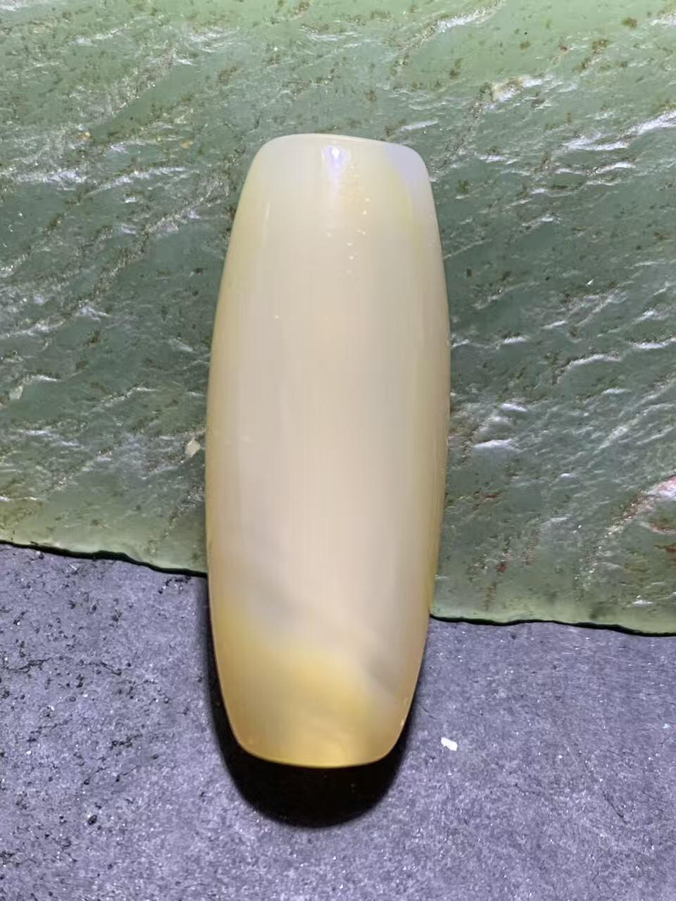 精美高玉化缠丝玛瑙随形桶珠一颗，