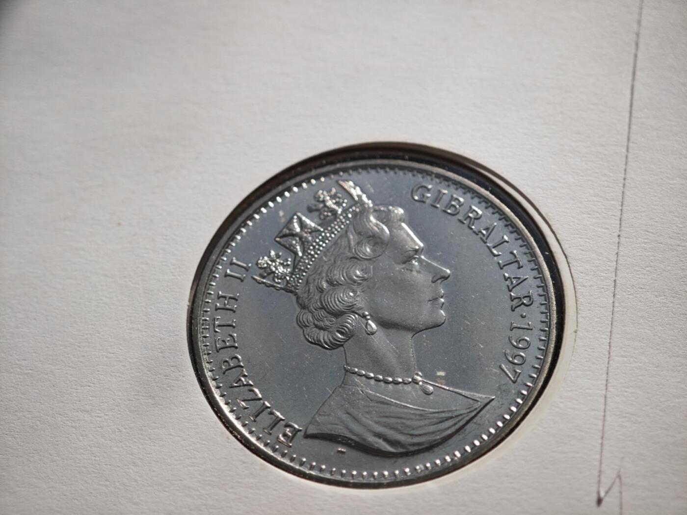 【淘币小摊】限时拍第八百零七拍  克朗币邮币封场  满百包邮可预留两周  周一统一发货    直布罗陀1997年女王金婚克朗纪念币邮币封