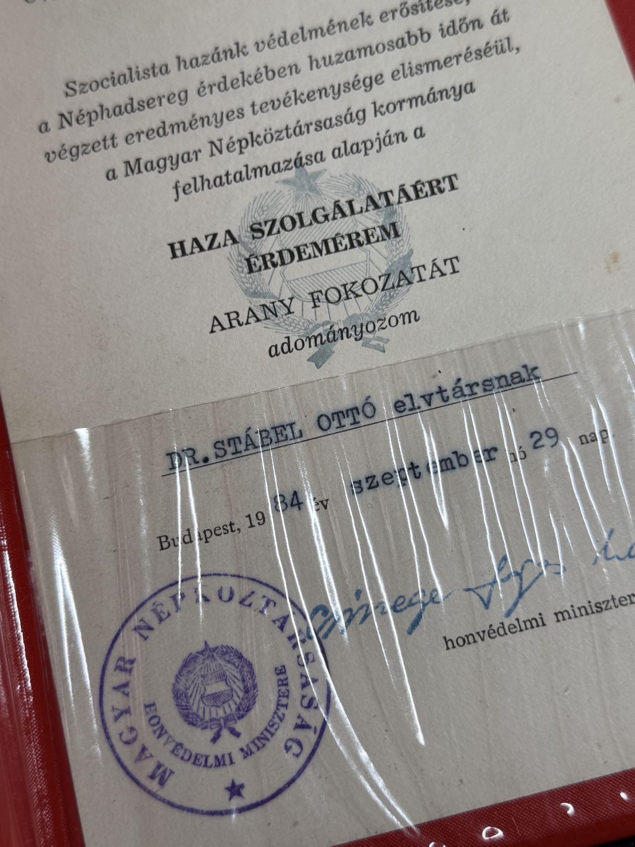 戎马世界章牌大赏第108期 授予斯塔贝尔.奥拓博士的金级为祖国服役功勋奖章证书，奥拓博士是匈牙利人民军中研究心理学的专家，写有《我们塑造人类的工作》等书