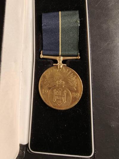 老王徽章第165期 - 英国皇家高地燧发枪团50周年纪念章     原盒带边铭