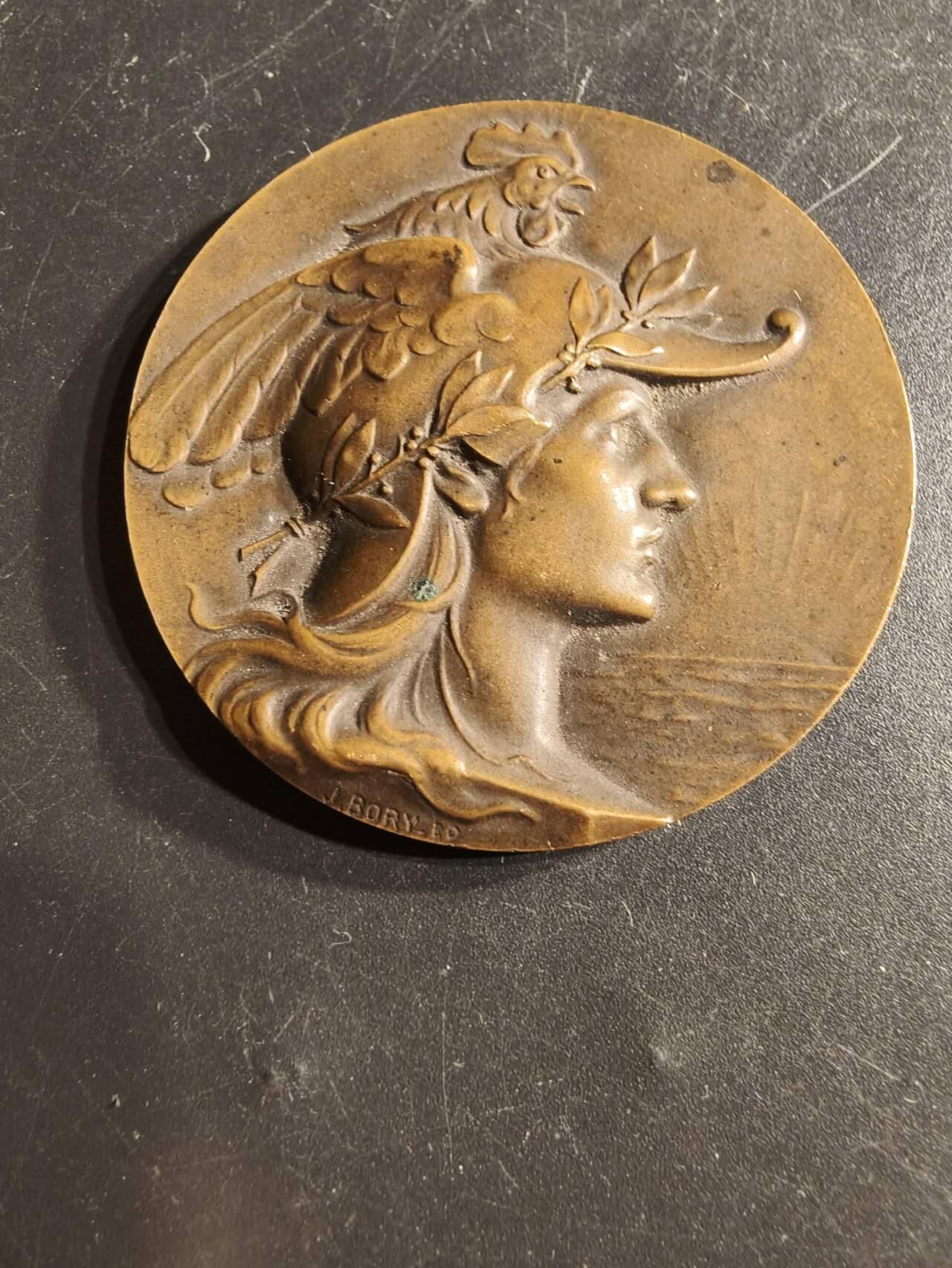 老王徽章第165期 法国陆军军官学校预备役军官射击竞赛大铜章     带盒子     公鸡头玛丽安娜    高浮雕     直径50mm.    重量47.8g