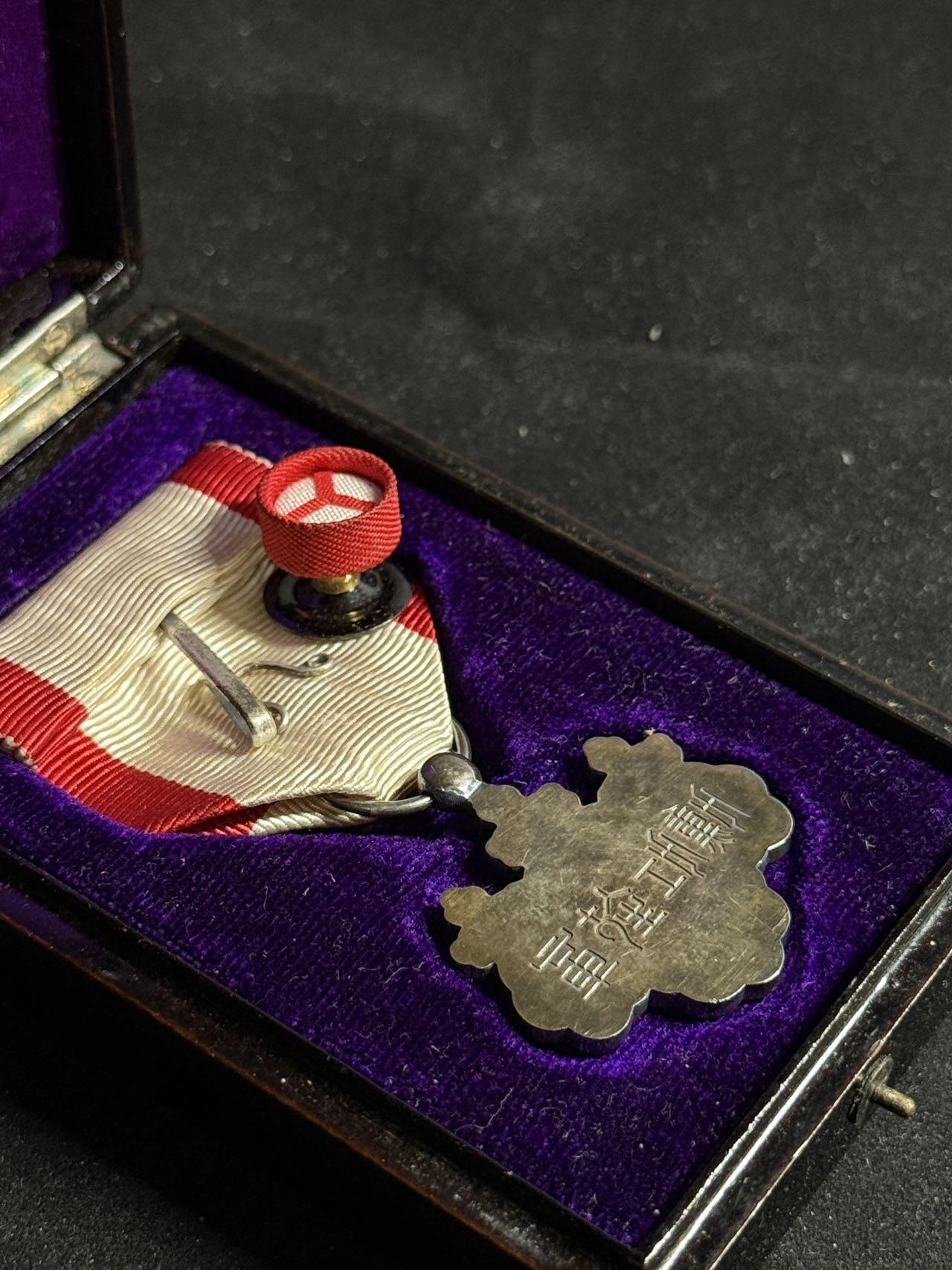 戎马世界章牌大赏第108期 勋八等白色桐叶章，银字盒，盒盖漆面有损