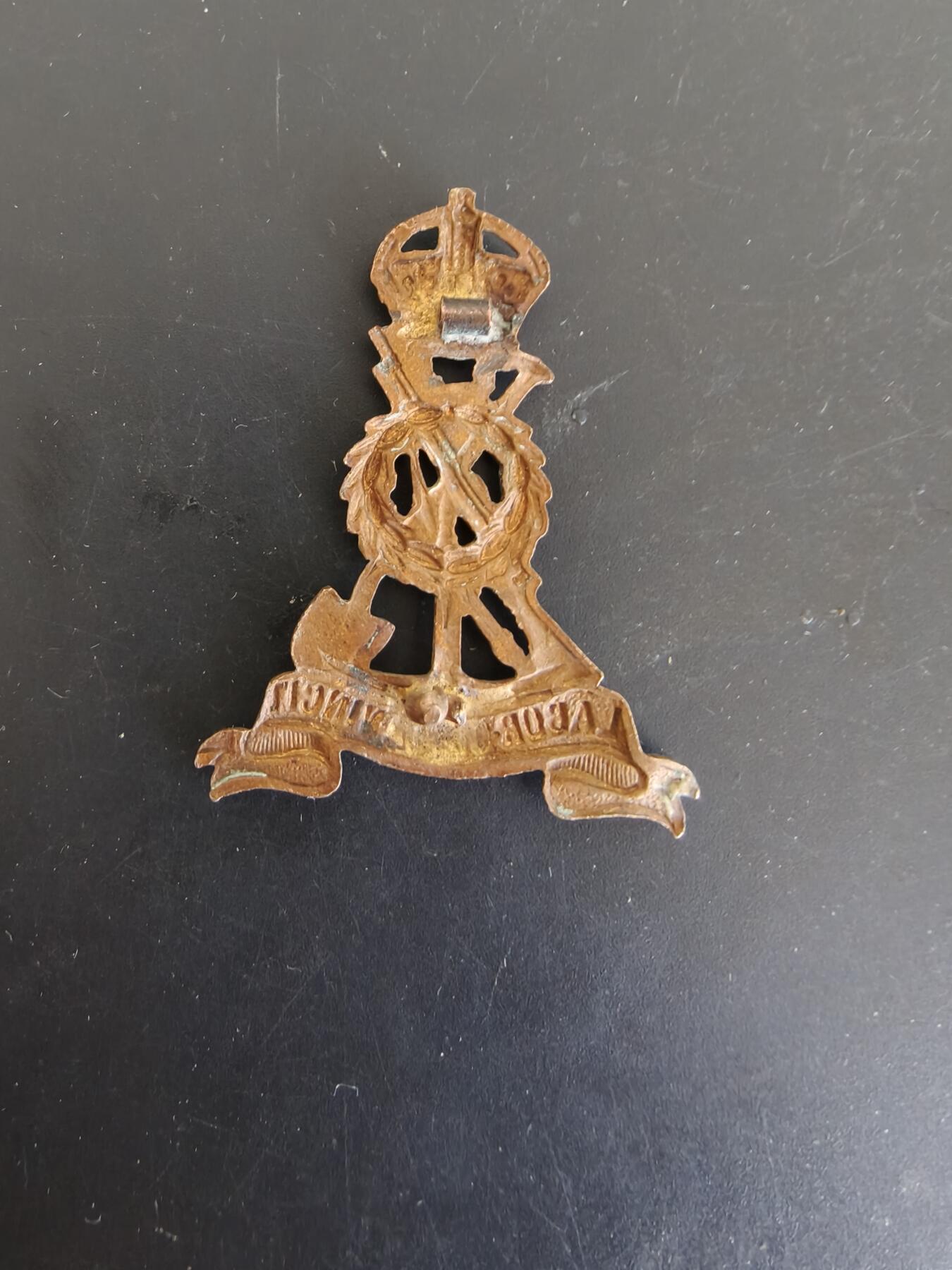 老王徽章第165期 英国劳工团帽徽    一战时期     背杆损坏