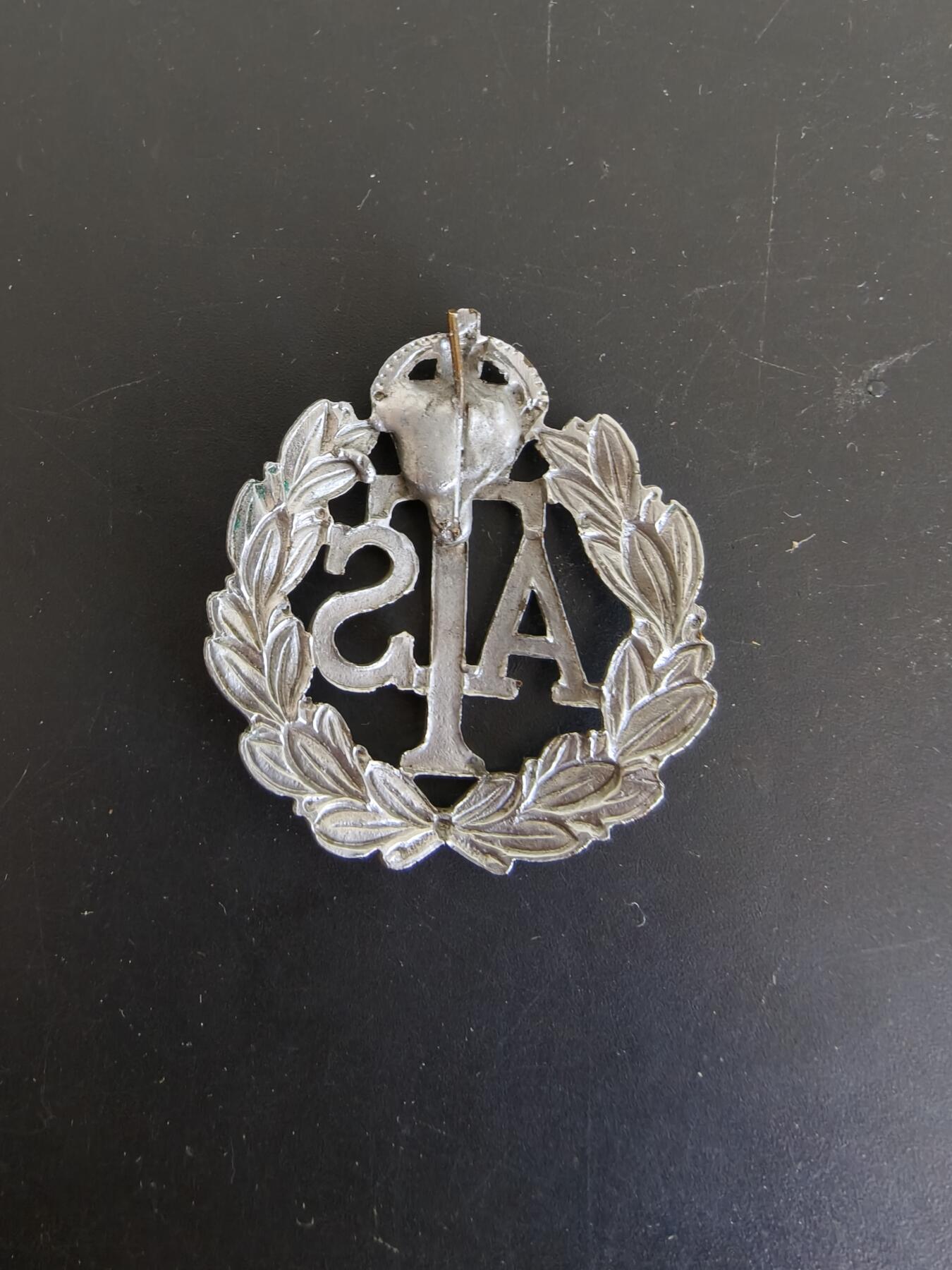 老王徽章第165期 英国本土辅助兵团帽徽    二战时期    背杆损坏