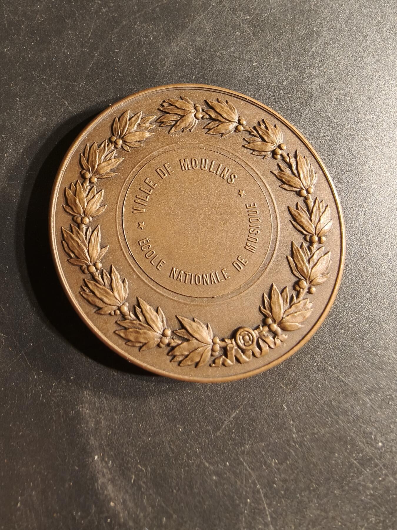 老王徽章第165期 法国穆兰市国家音乐学校大铜章     直径50mm.    重量74.1g