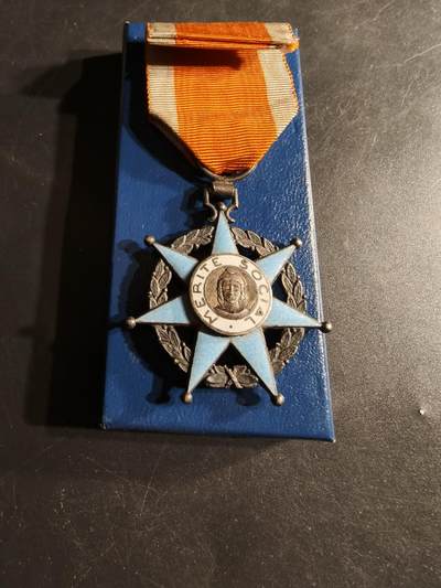 老王徽章第165期 -  法国骑士级社会功勋勋章     带纸盒