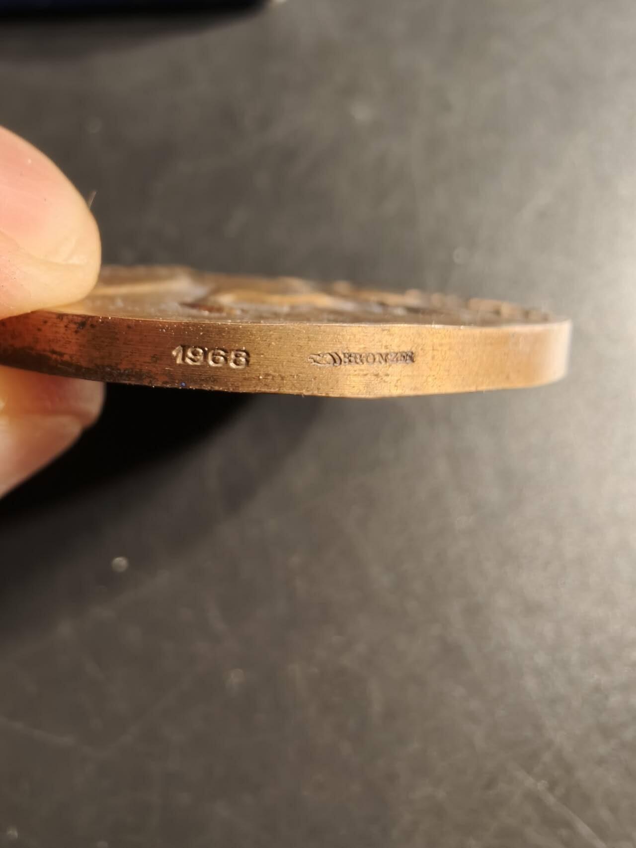 老王徽章第165期 法国手工艺人协会大铜章     原盒     直径58mm.    重量96.6g