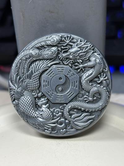 第182期拍卖 - 图瓦卢2019年龙凤系列把玩合金纪念章，重59.1克，直径40毫米