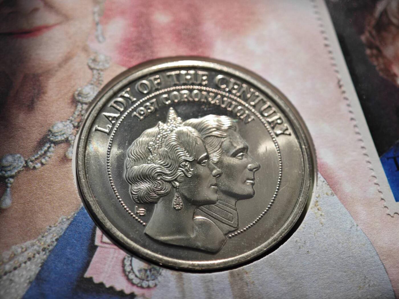 【淘币小摊】限时拍第八百零七拍  克朗币邮币封场  满百包邮可预留两周  周一统一发货   特克斯凯科斯1997年女王金婚5克朗纪念币邮币封