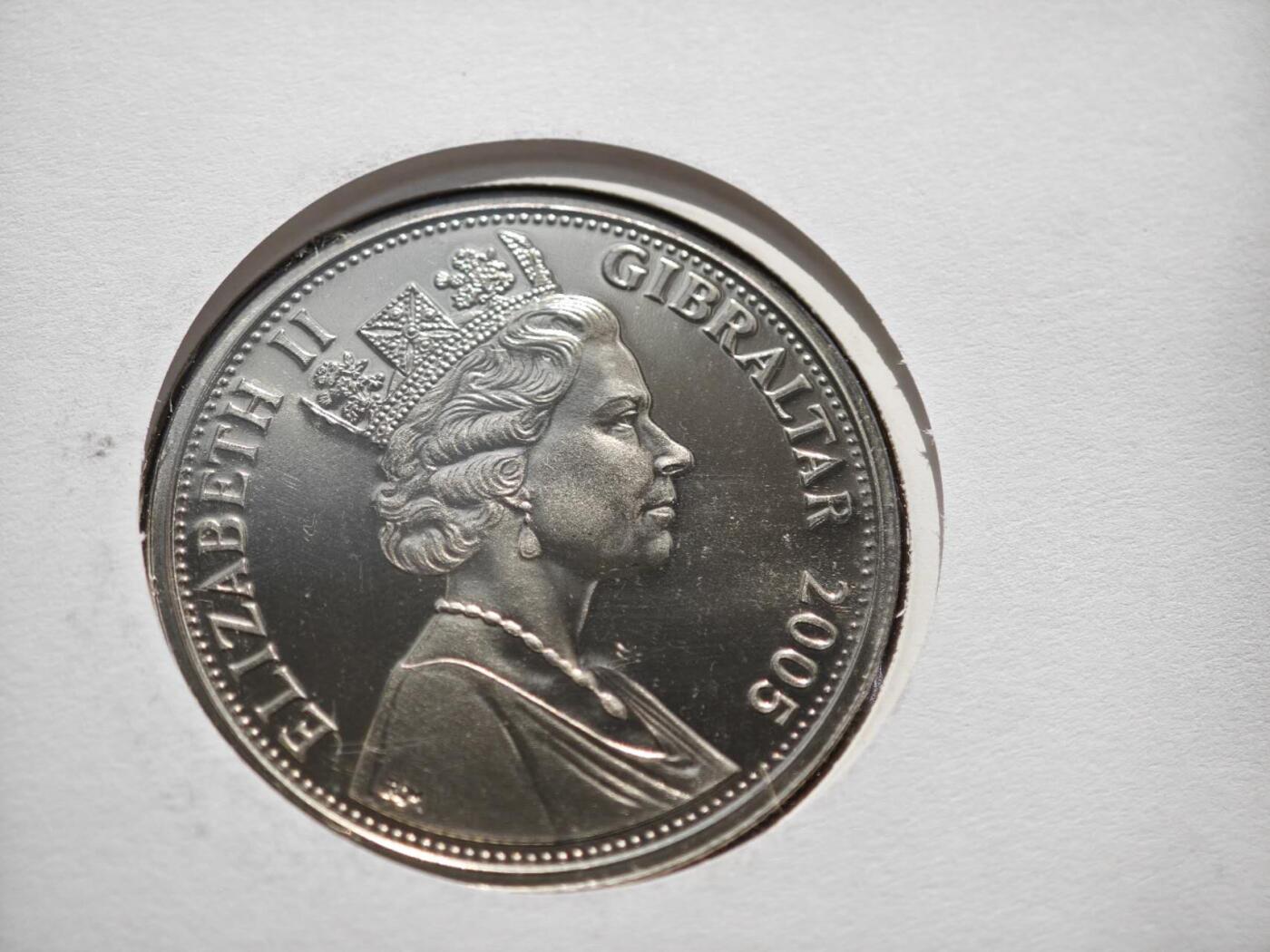 【淘币小摊】限时拍第八百零七拍  克朗币邮币封场  满百包邮可预留两周  周一统一发货   直布罗陀2005年女王80周岁克朗纪念币邮币封 