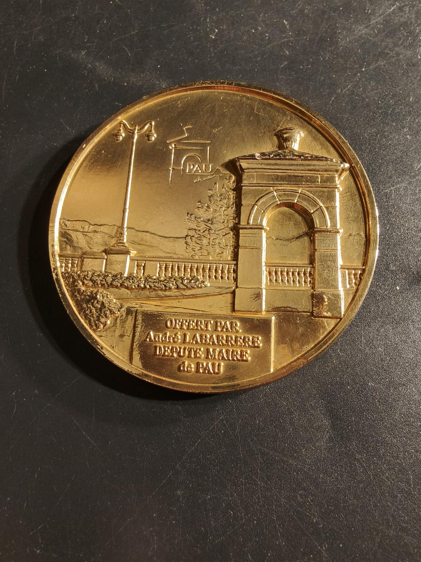 老王徽章第165期 法国波城亨利四世镀金大铜章      原盒有损    高浮雕    表面电镀处理     直径64mm.   重量146.2g