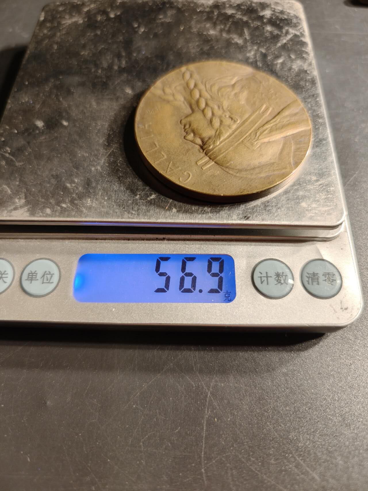 老王徽章第165期 法国波尔多［新报］大铜章     正面为高卢人形象   大师皮列名作     直径50mm.    重量56.9g