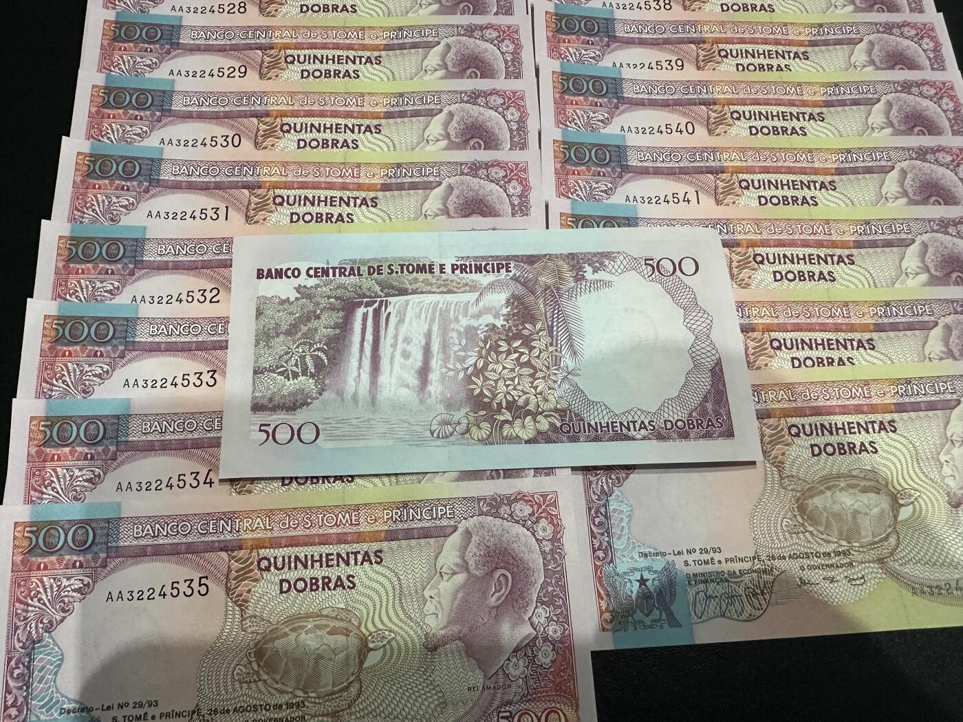 《外钞收藏家》第五百八十七期（精选场）（本平台长期征集拍品、欢迎藏友们联系合作） 1993年圣多美和普林西比500 AA冠 20连号 全新UNC