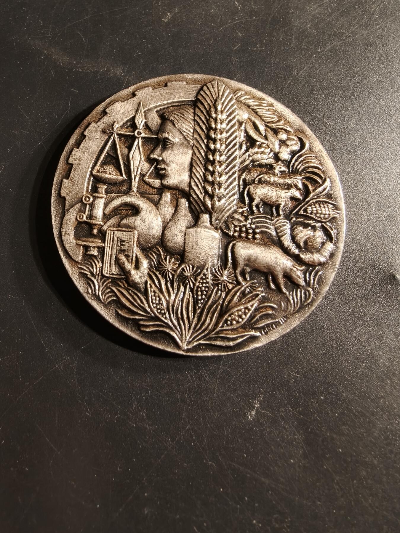 老王徽章第165期  法国全国农产品加工业者协会镀银纪念章     原盒     直径60mm.    重量89g