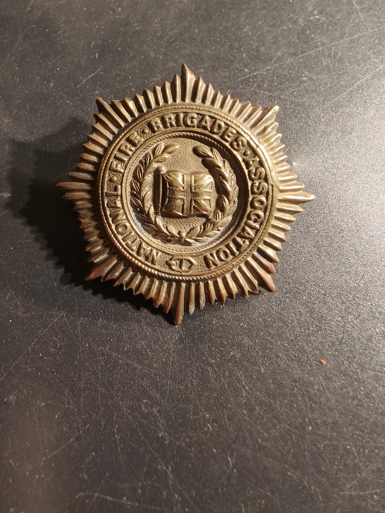 老王徽章第165期 英国国家消防旅帽徽     二战时期 