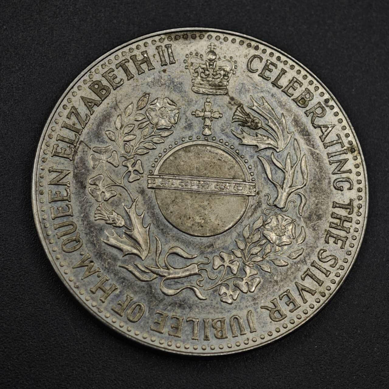 【淘币小摊】限时拍第八百零七拍  克朗币邮币封场  满百包邮可预留两周  周一统一发货    1977年女王登基银禧纪念章