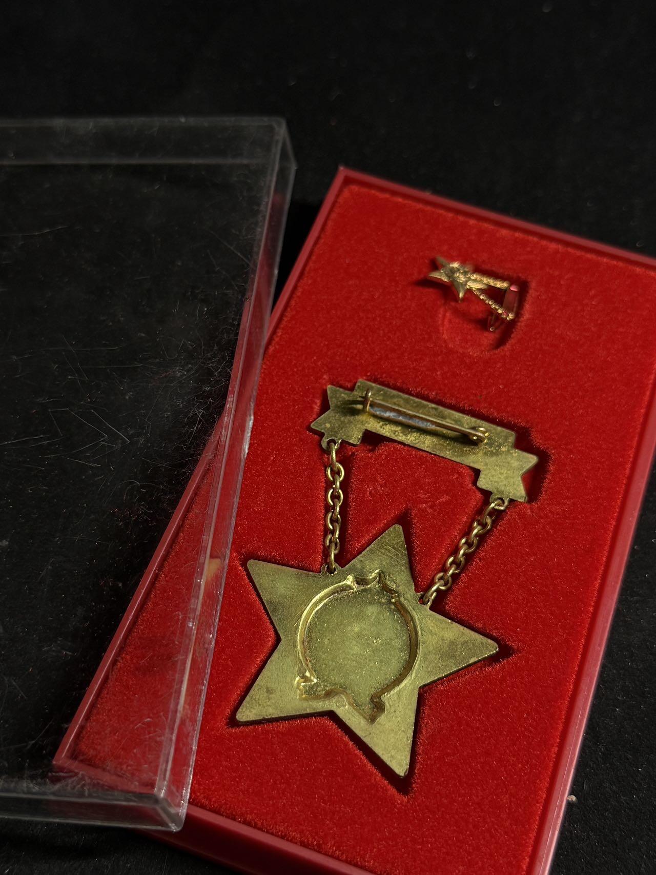 戎马世界章牌大赏第108期 匈牙利优秀劳动者奖章