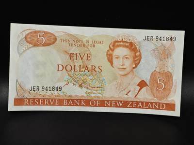 【淘币小摊】限时拍第八百零五拍  纸币场  满百包邮可预留两周  周一统一发货  - 新西兰5元纸币【有折】