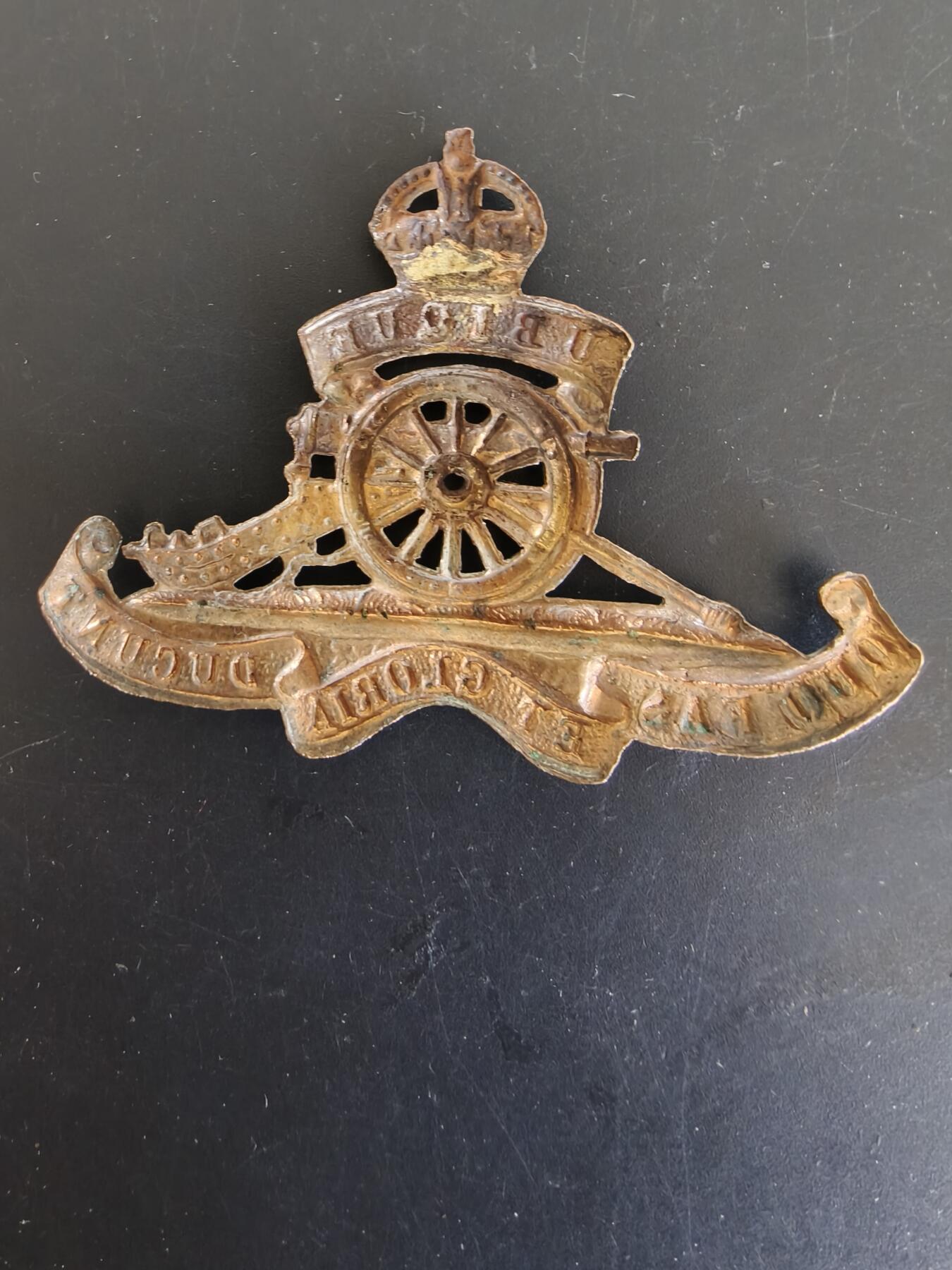 老王徽章第165期 英国皇家炮兵帽徽    背杆损坏    一战时期